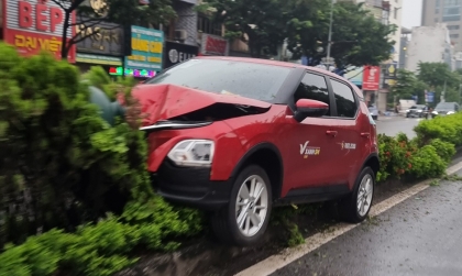 Ảnh TNGT: Tài xế VinFast VF 5 làm điều không tưởng - chễm chễ ngồi lên dải phân cách